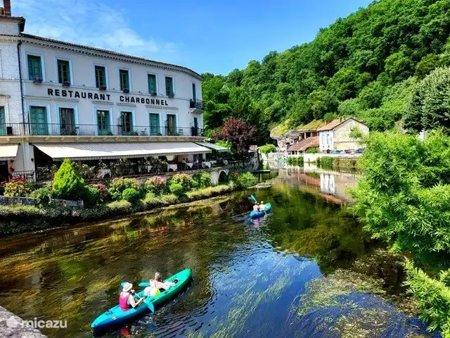 Chalet Château le Verdoyer 4**** | France, Dordogne, Champs-Romain - chalet Envie d’une activité ? Louez un canoë dans la belle Brantôme