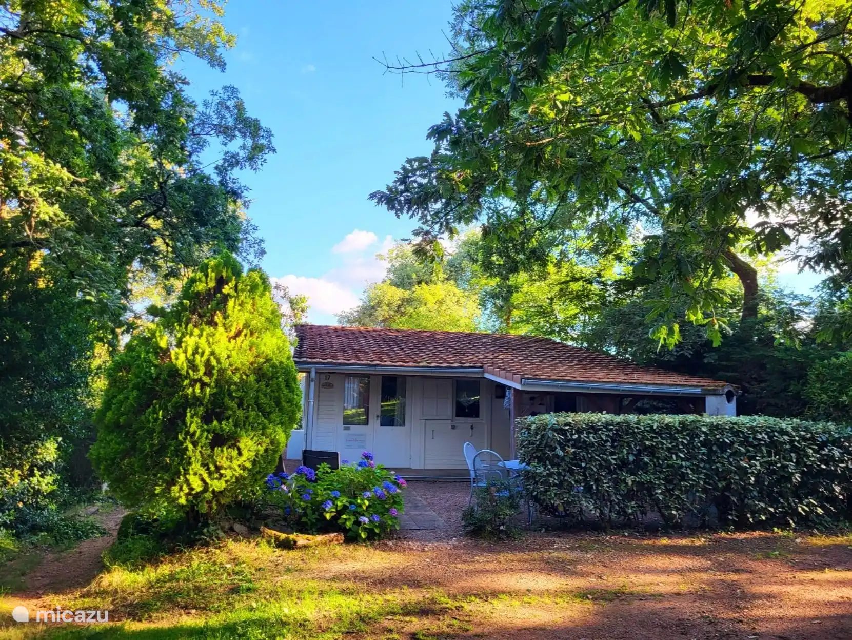 Situado en una zona tranquila, al final de un camino sin salida, en medio de la vegetaci&#243;n