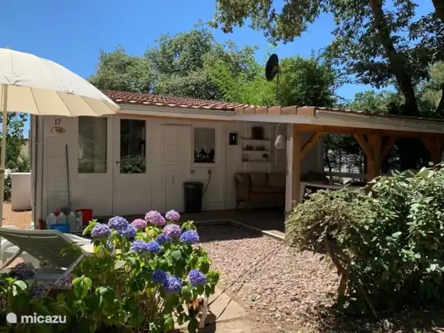 Chalet Château le Verdoyer 4**** | France, Dordogne, Champs-Romain - chalet Le jardin spacieux offre du soleil et de l’ombre, un endroit merveilleux