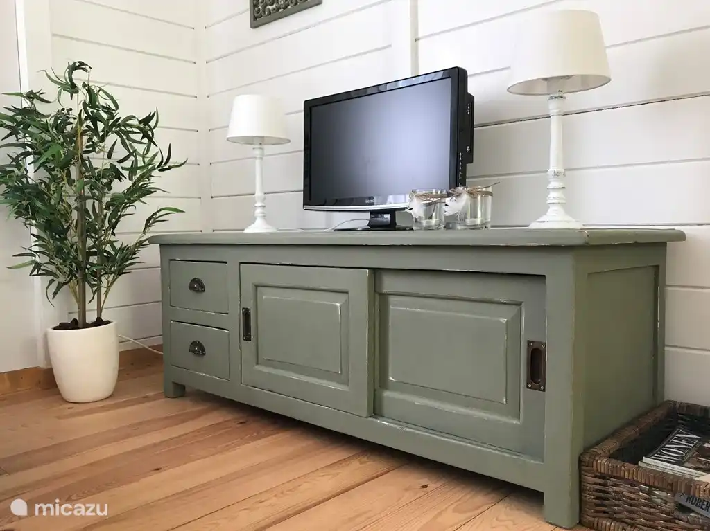 Nuevo Android TV disponible. Transmite tus propias pel&#237;culas y canales de televisi&#243;n favoritos, tal como est&#225;s acostumbrado en casa. Tambi&#233;n hay un peque&#241;o televisor con reproductor de DVD incorporado y hay varios DVD disponibles. 