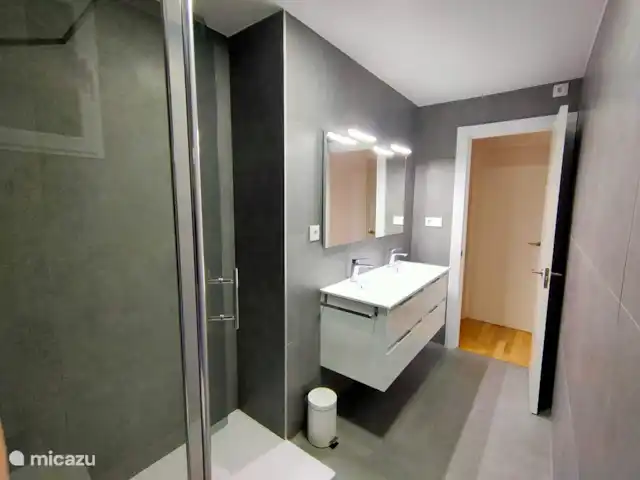 Apartamento a 500m de la playa en España, Valencia, Valencia, España - apartamento Baño con plato de ducha y lavabo doble