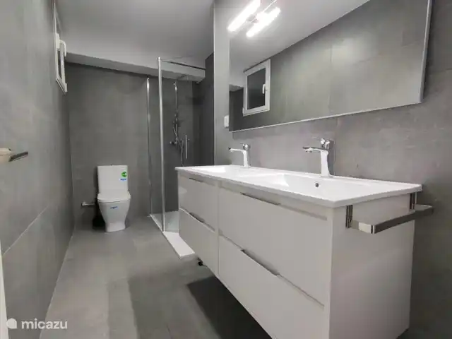 Apartamento a 500m de la playa en España, Valencia, Valencia, España - apartamento Baño con plato de ducha y lavabo doble