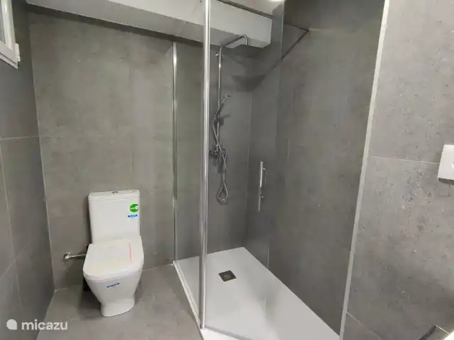 Apartamento a 500m de la playa en España, Valencia, Valencia, España - apartamento Baño con plato de ducha y lavabo doble
