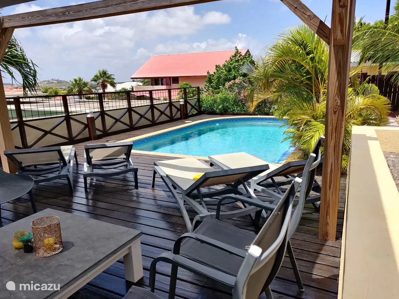 Schattige Poolterrasse mit Pool