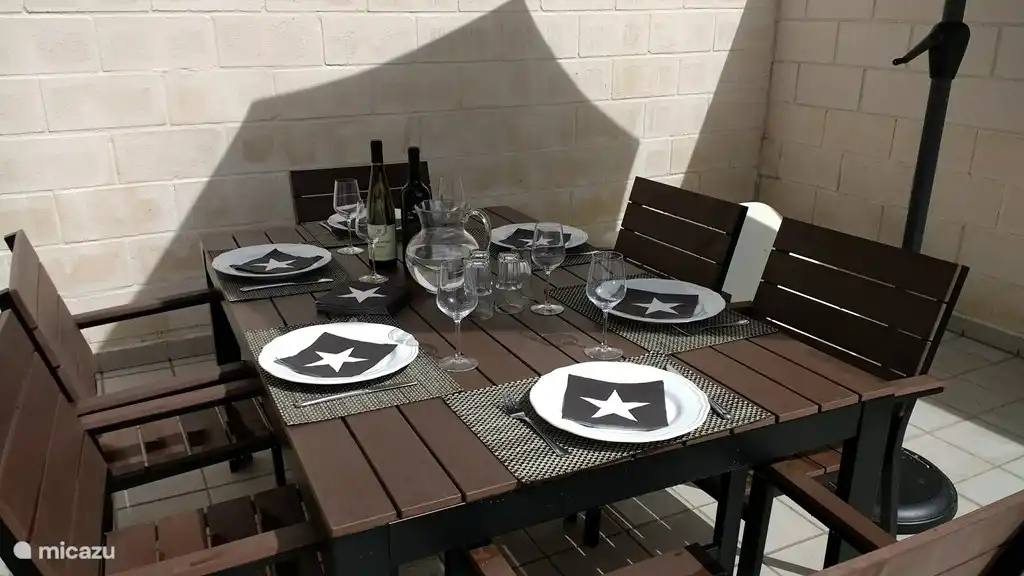 Table à manger à l'extérieur