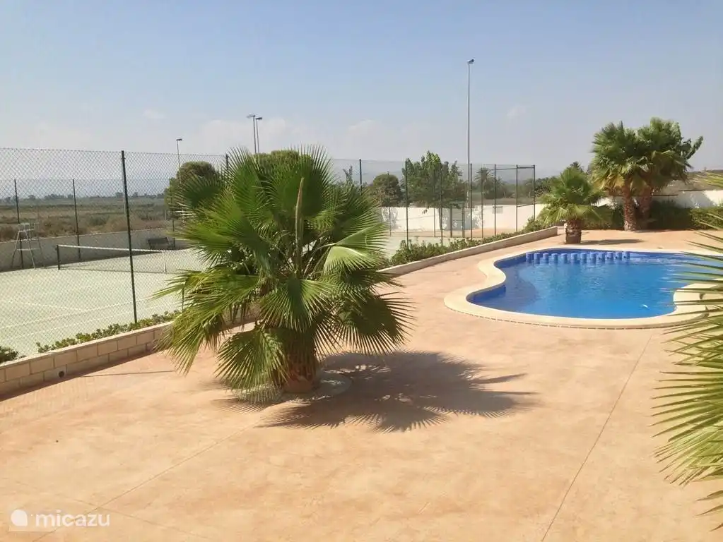 En plus de la piscine privée, il y a une piscine générale et un court de tennis