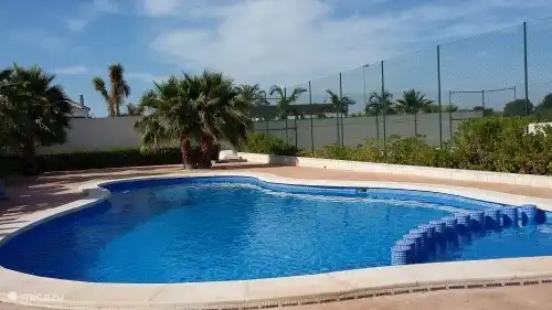 En plus de la piscine privée, il y a une piscine générale et un court de tennis