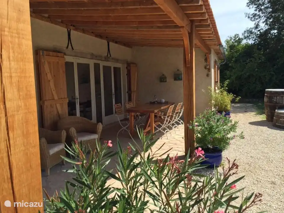 overdekt terras met extra zonwering op het westen. 