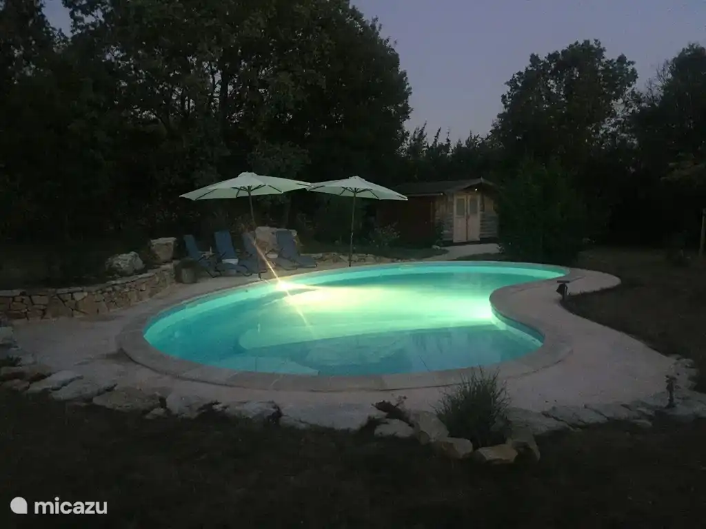 `s avonds kan het zwembad worden verlicht