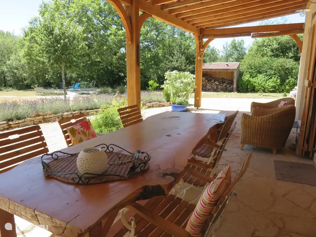 Heerlijk tafelen onder het overdekte terras