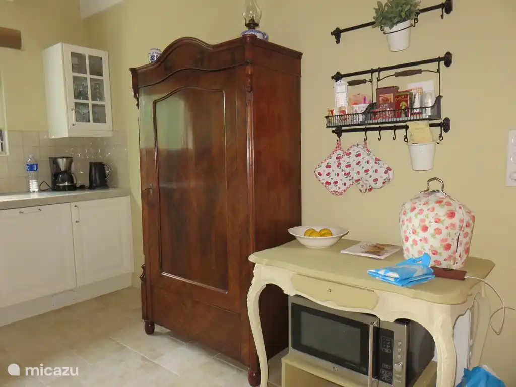 servieskast, en onder het tafeltje de magnetron