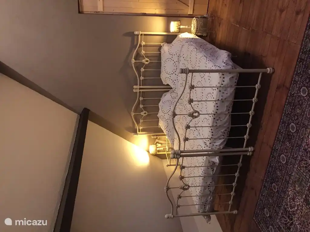 Bed 2 X   90 X 200. kan ook los van elkaar 