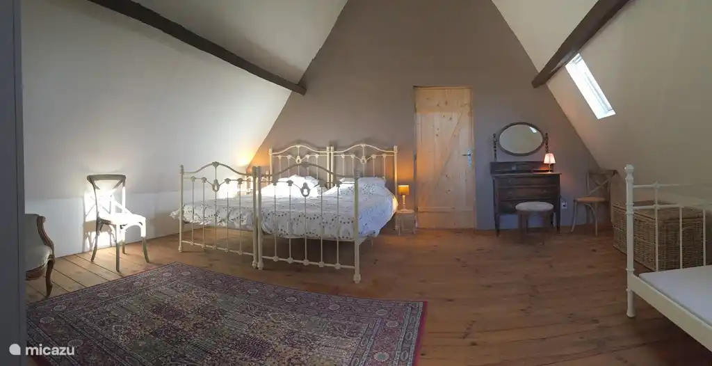 zeer ruime zolderslaapkamer