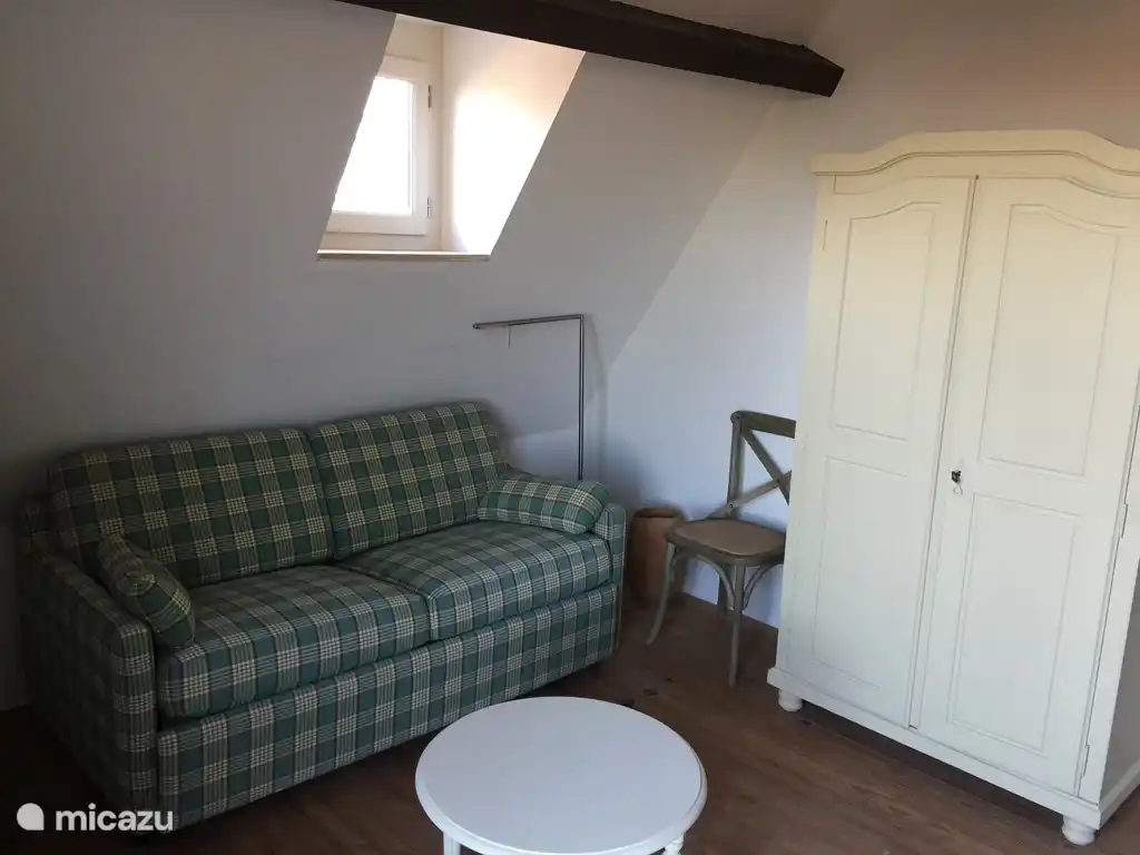 In de kast, spellen, puzzels en dvd`s