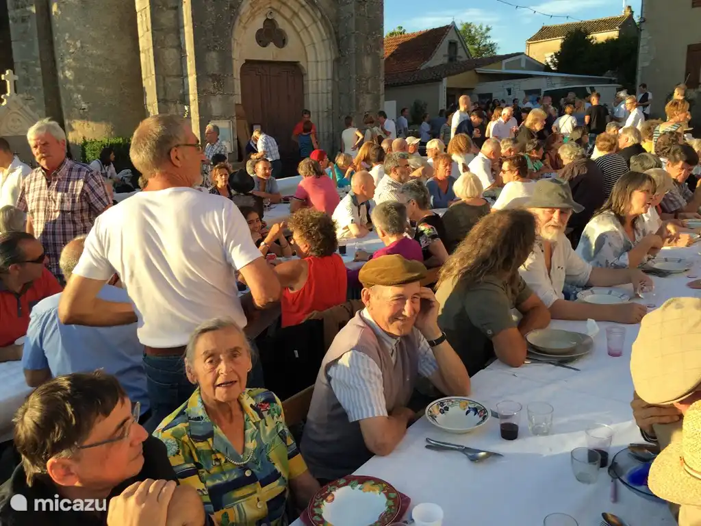 dorpsfeest met de plaatselijke bevolking