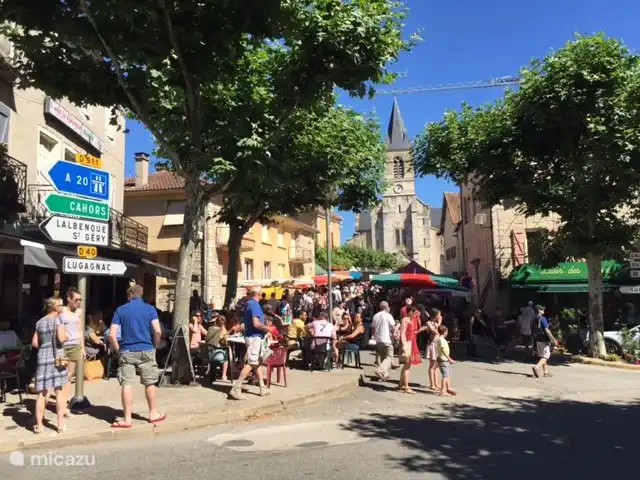 het heerlijke terras in Limogne en Quercy