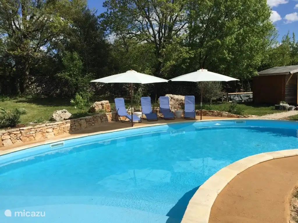 voorin het bad een ondiep deel voor de kleintjes