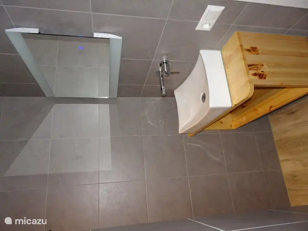 salle de bain avec baignoire, douche séparée, toilette et lavabo