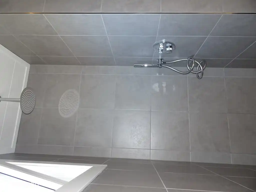 salle de bain avec baignoire, douche séparée, toilette et lavabo