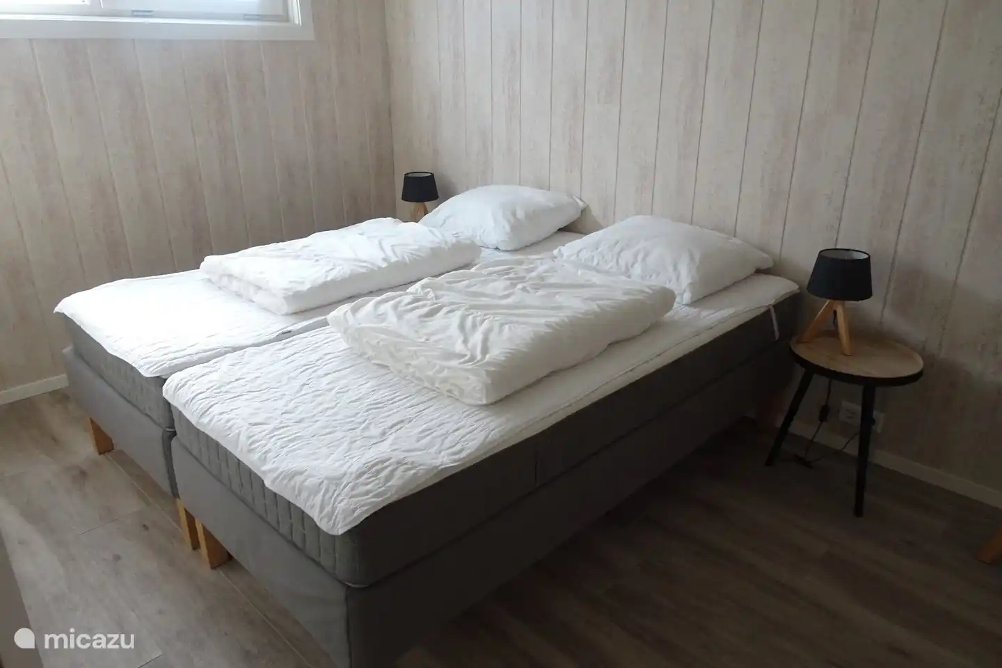 chambre 1 rez-de-chaussée, avec grand placard coulissant