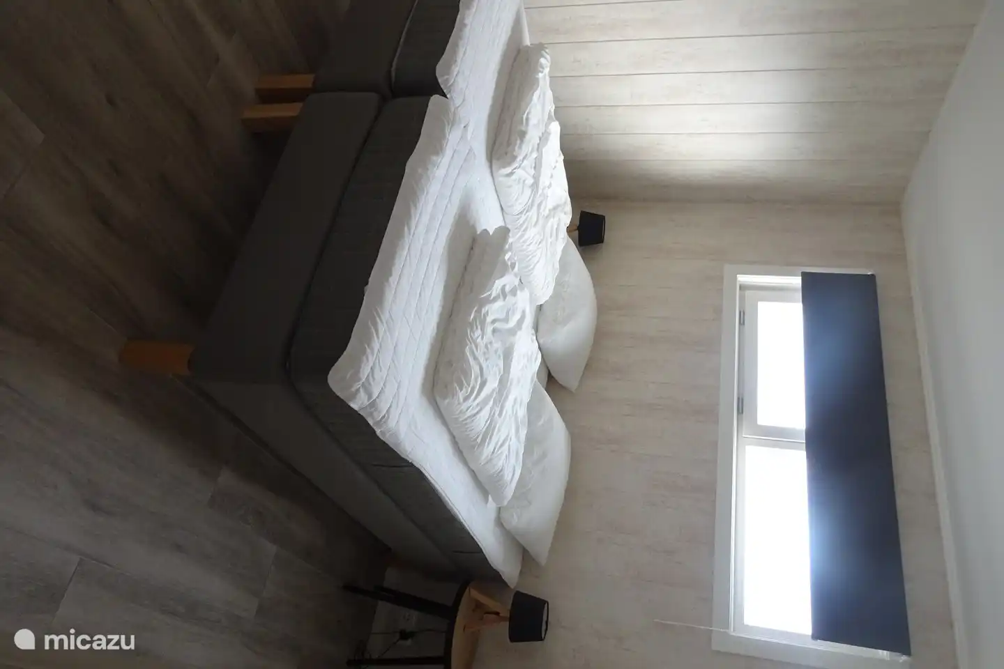 chambre 2 rez-de-chaussée, avec grand placard coulissant