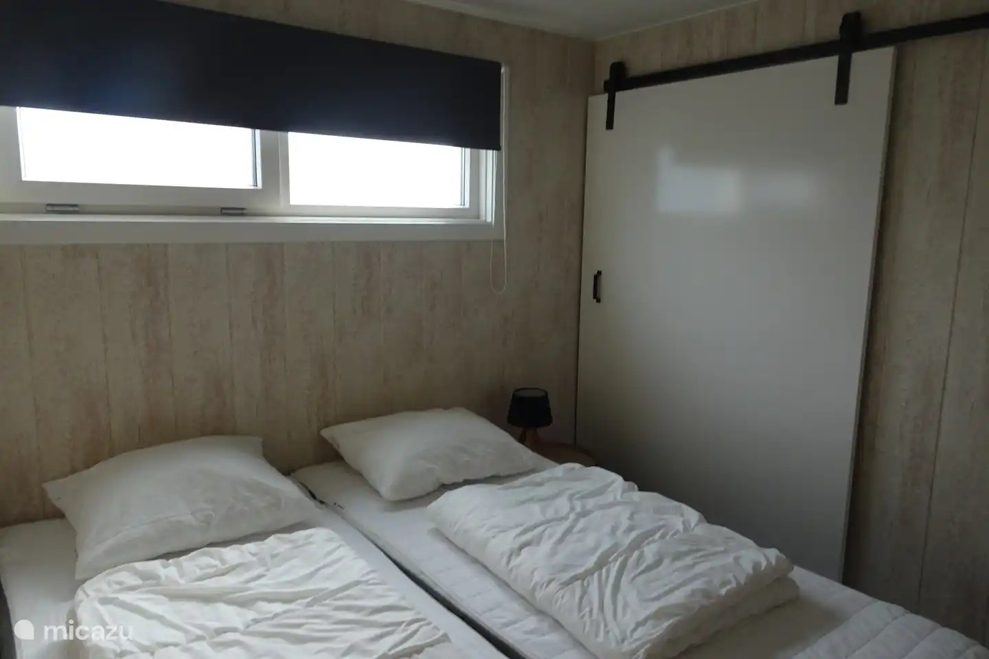 chambre 2 rez-de-chaussée, avec grand placard coulissant