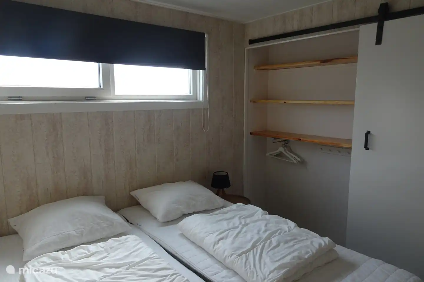 chambre 2 rez-de-chaussée, avec grand placard coulissant