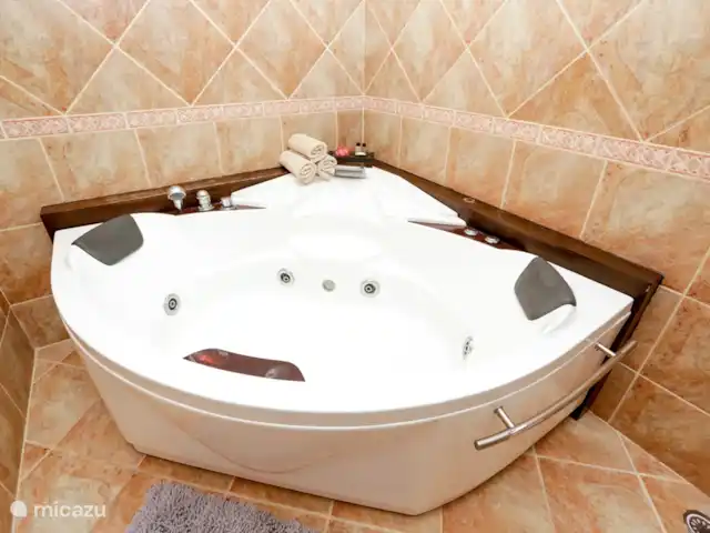 villa en Tailandia, Costa oriental del golfo, Pattaya – Villa Real con Piscina Baño en suite con gran jacuzzi iluminado para 2 personas, inodoro, lavabo grande y mucho espacio de almacenamiento