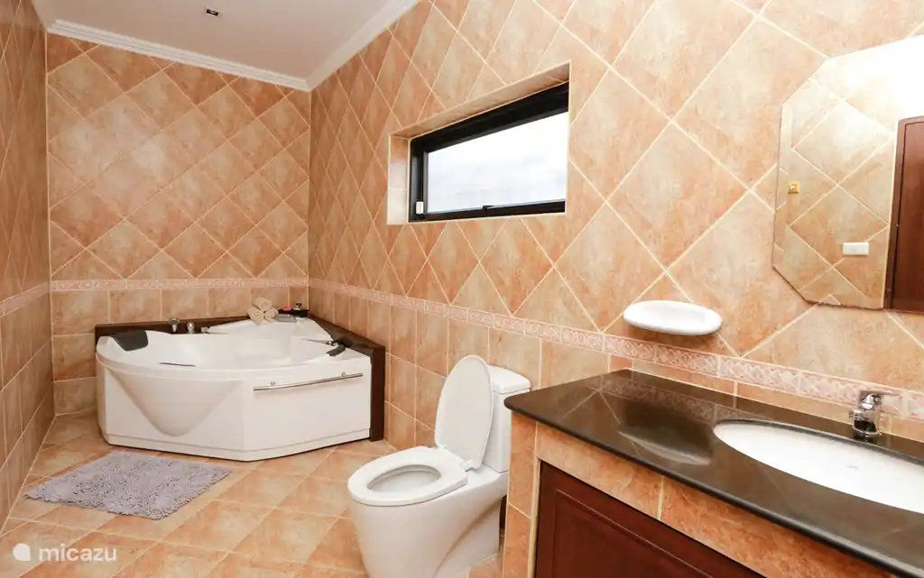 En-Suite Schlafzimmer, einer mit einem sehr großen Jacuzzi mit Blitz und Strahlen. Es gibt auch viel Stauraum. Wir haben über heißes Wasser.