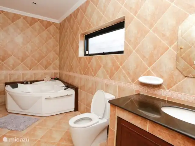 villa en Tailandia, Costa oriental del golfo, Pattaya – Villa Real con Piscina Baño en suite del dormitorio 1 con bañera de hidromasaje muy grande que incluye iluminación y chorros. También hay mucho espacio de almacenamiento. Tenemos agua caliente en todas partes.