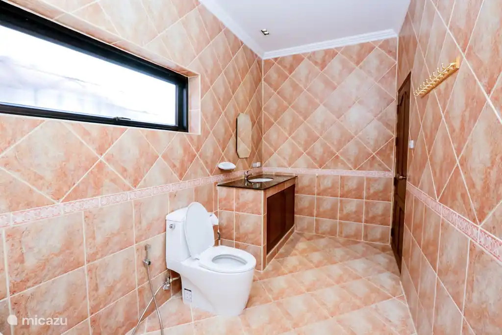 En-suite Badezimmer zum Schlafzimmer 2 mit einer sehr großen Dusche mit viel Stauraum. Wir haben über heißes Wasser.