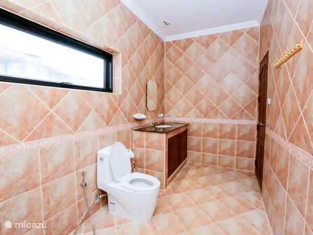 villa en Tailandia, Costa oriental del golfo, Pattaya – Villa Real con Piscina Baño en suite para el dormitorio 2 con una ducha muy grande con mucho espacio de almacenamiento. Tenemos agua caliente en todas partes.