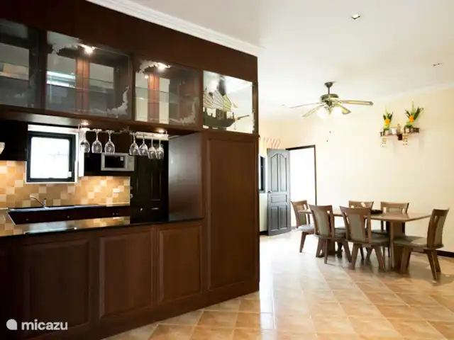 villa en Tailandia, Costa oriental del golfo, Pattaya – Villa Real con Piscina Vitrocerámica, Frigorífico extra ancho con congelador, Fregadero doble, Iluminación ambiental