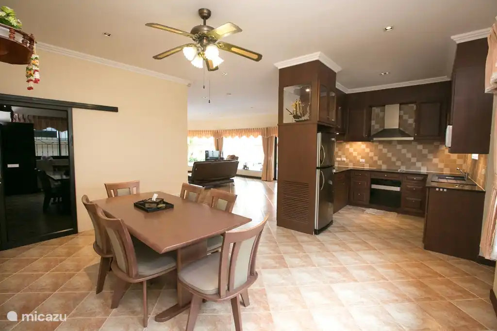 Schöne große Luxus-Küche.