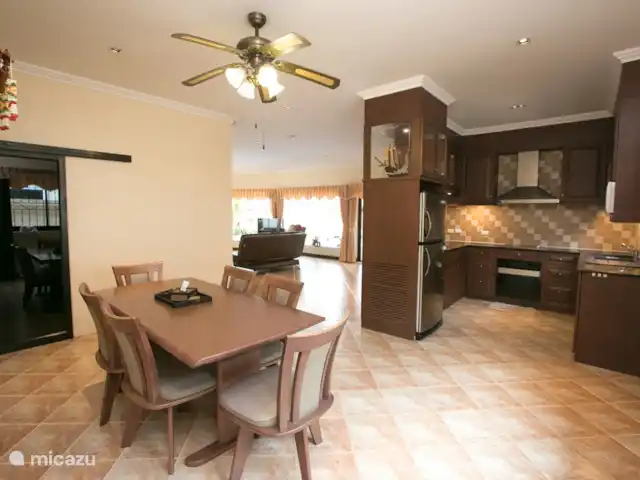 villa en Tailandia, Costa oriental del golfo, Pattaya – Villa Real con Piscina Hermoso comedor grande y lujoso.