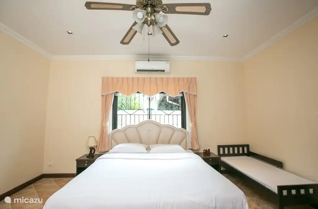 2 Schlafzimmer mit einem Kingsize-Bett, ein Kinderbett und einem großen Kleiderschrank, einschließlich Make-up-Tabelle.