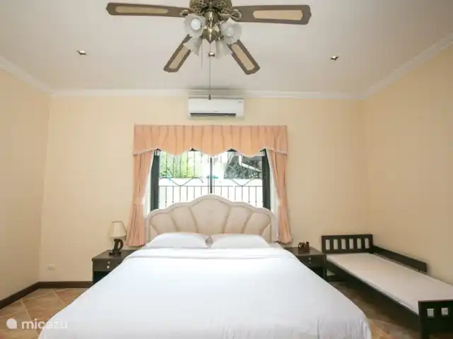 villa en Tailandia, Costa oriental del golfo, Pattaya – Villa Real con Piscina Dormitorio 2 con una gran cama king size, 1 cuna y un gran armario con mesa de maquillaje.