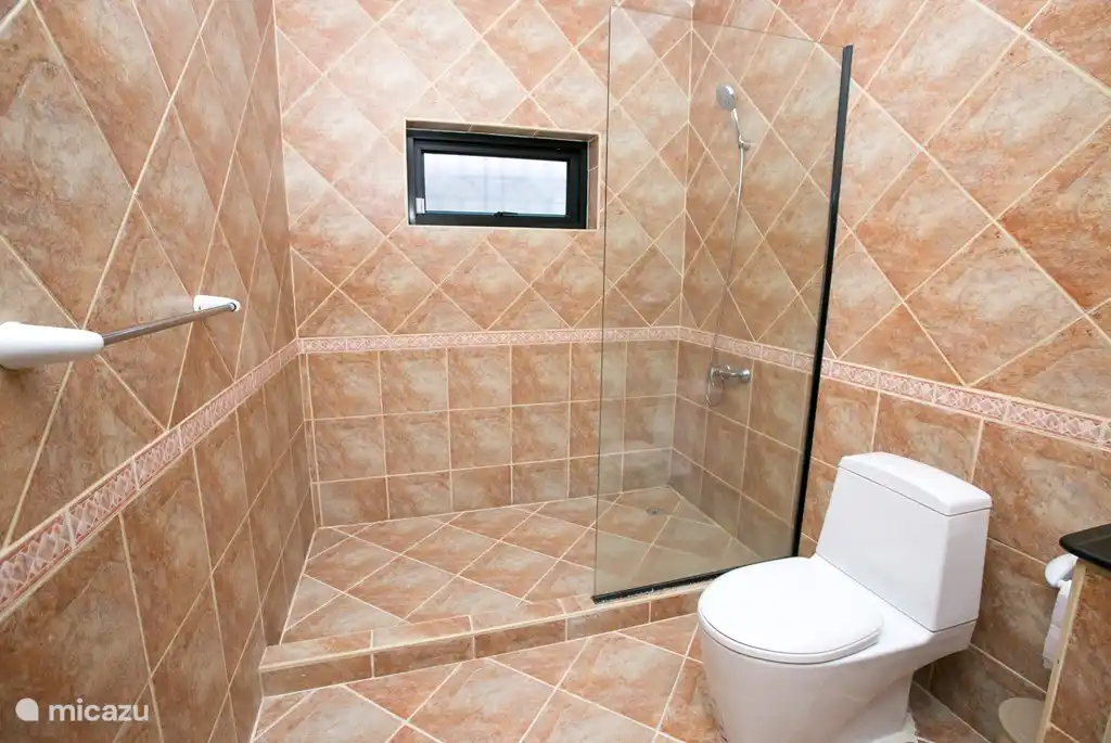 En-suite Badezimmer zum Schlafzimmer 2 mit einer sehr großen Dusche mit viel Stauraum. Wir haben über heißes Wasser.