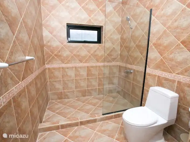 villa en Tailandia, Costa oriental del golfo, Pattaya – Villa Real con Piscina Baño en suite para el dormitorio 2 con una ducha muy grande con mucho espacio de almacenamiento. Tenemos agua caliente en todas partes.