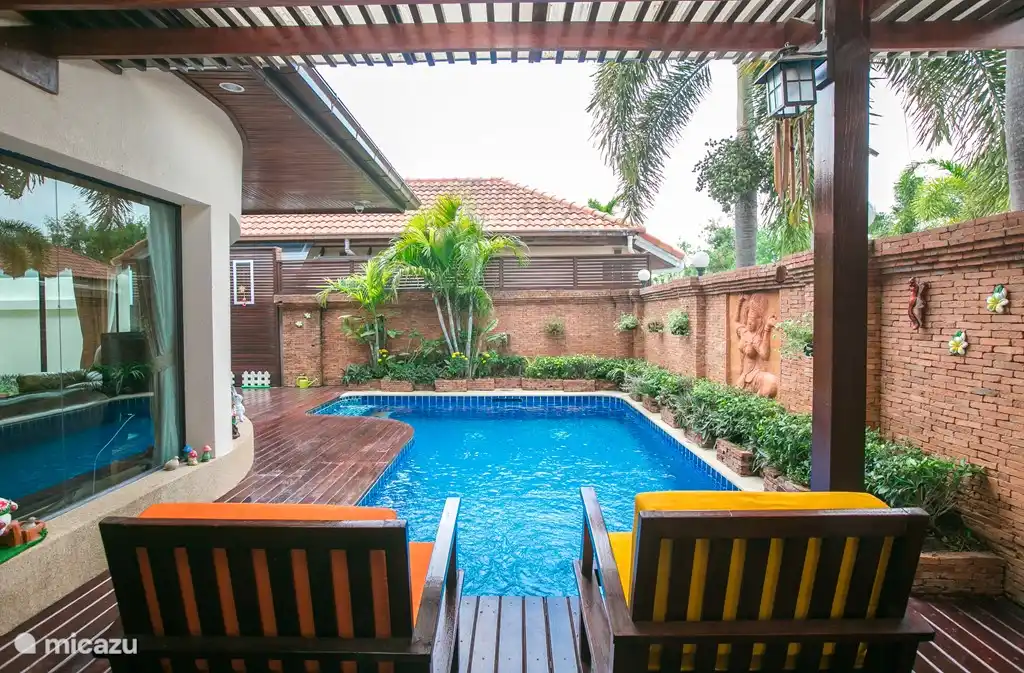 Großer privater Pool mit Jacuzzi und Jets. Mit einem schönen Sitzbereich mit Terrasse.