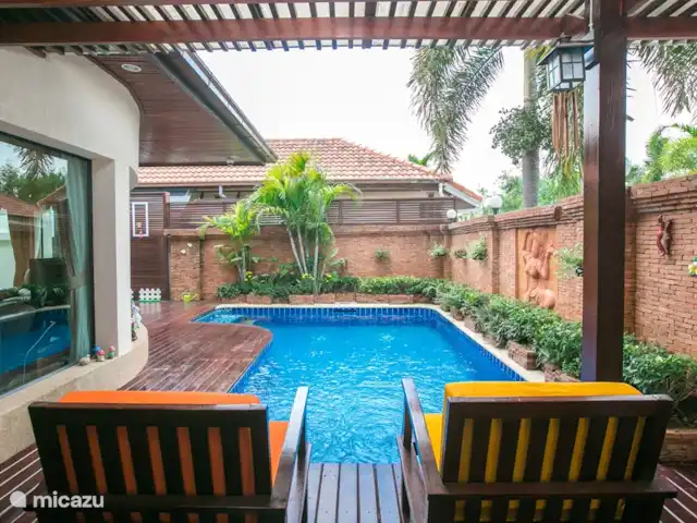 villa en Tailandia, Costa oriental del golfo, Pattaya – Villa Real con Piscina Gran piscina privada con jacuzzi y chorros. Con una agradable sala de estar que incluye terraza.