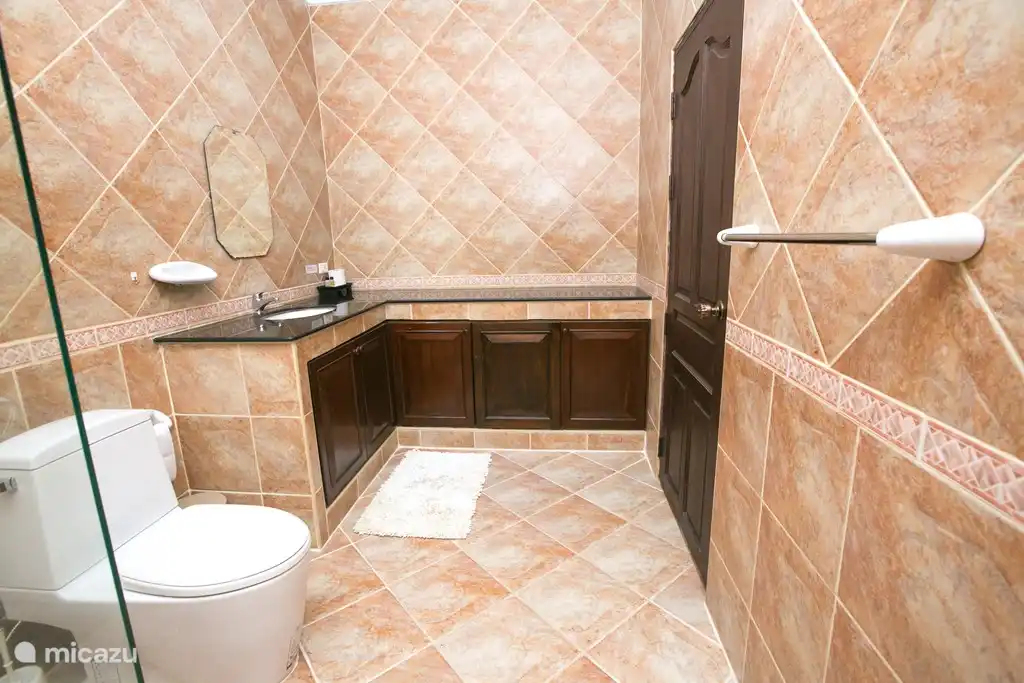 En-suite Badezimmer zum Schlafzimmer 2 mit einer sehr großen Dusche mit viel Stauraum. Wir haben über heißes Wasser.