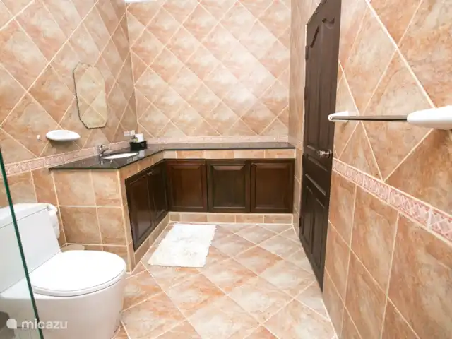 villa en Tailandia, Costa oriental del golfo, Pattaya – Villa Real con Piscina Baño en suite para el dormitorio 2 con una ducha muy grande con mucho espacio de almacenamiento. Tenemos agua caliente en todas partes.