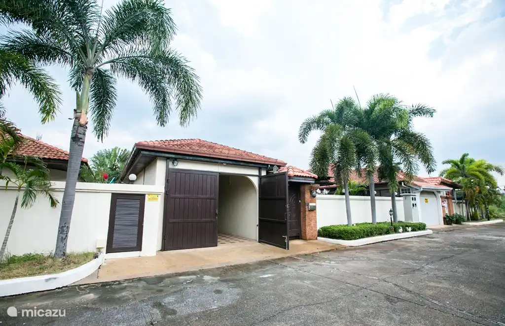 Front und private Straße vor der Tür. Sichere 24/7.