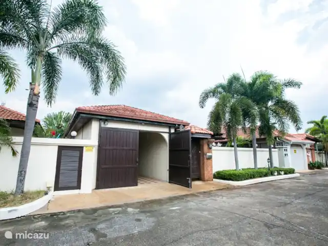 villa en Tailandia, Costa oriental del golfo, Pattaya – Villa Real con Piscina Frente y calle privada al frente. Seguro 24/7.