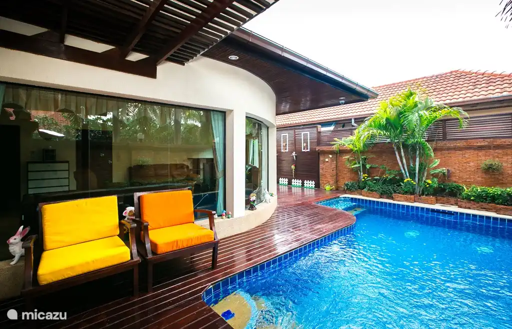 Großer privater Pool mit Jacuzzi und Jets. Mit einem schönen Sitzbereich mit Terrasse.