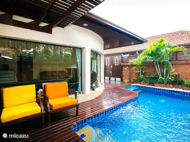villa en Tailandia, Costa oriental del golfo, Pattaya – Villa Real con Piscina Gran piscina privada con jacuzzi y chorros. Con una agradable sala de estar que incluye terraza.