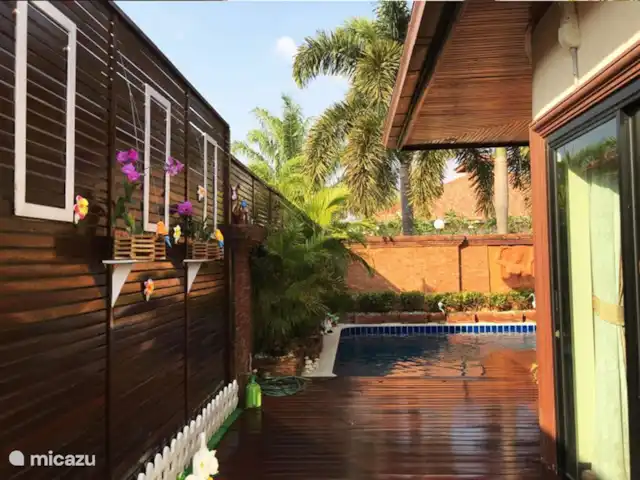 villa en Tailandia, Costa oriental del golfo, Pattaya – Villa Real con Piscina Jardín verde apto para niños, bellamente acabado con madera.
