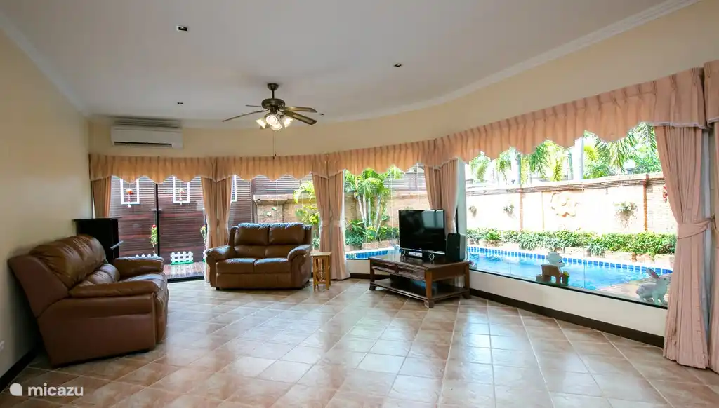Großes Wohnzimmer mit Blick auf Pool Viel Licht, große TV für Filme, Luxus-Sofas, Klimaanlage