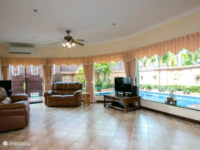 villa en Tailandia, Costa oriental del golfo, Pattaya – Villa Real con Piscina Amplio salón con vistas a la piscina
Mucha luz, TV grande para películas, sofás de lujo, aire acondicionado